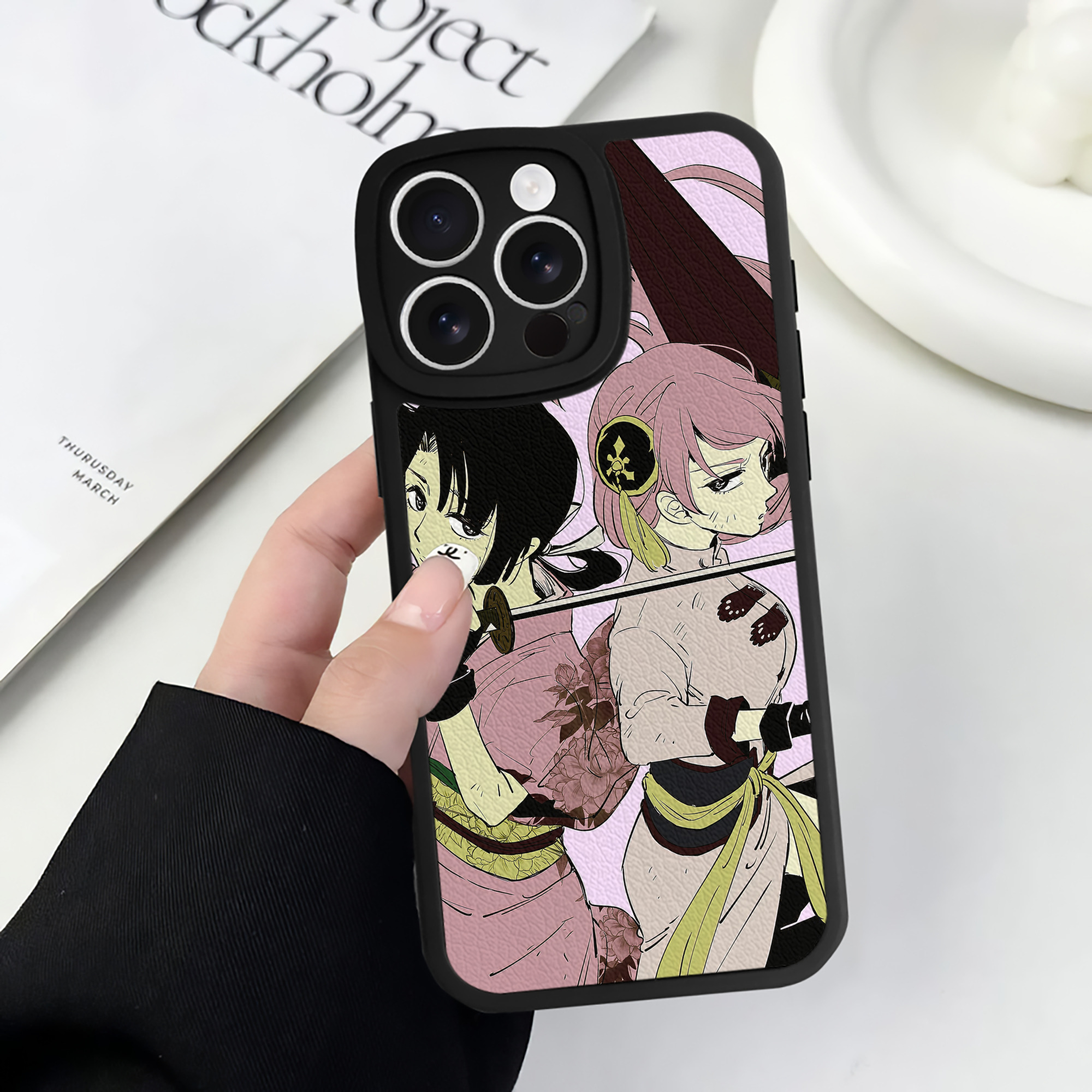 （画像用） ぎんたま 坂田銀時（さかたぎんとき） 神楽 志村新八（しむら しんぱち） GINTAMA Sakata Gintoki Kagura Shimura Shinpachi 【iPhone 16シリーズ対応】シリコンスマホケース（レザー調） 材質：シリコン